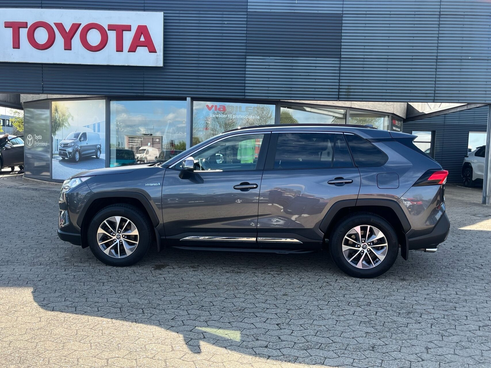 Grå Toyota RAV4 fra 2019