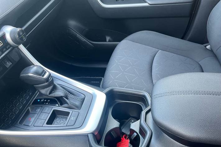 Grå Toyota RAV4 fra 2019