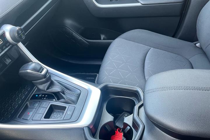 Grå Toyota RAV4 fra 2019