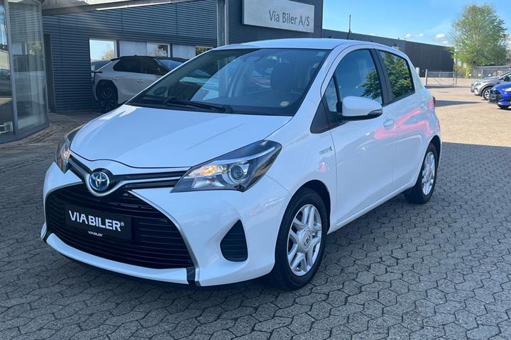 Hvid Toyota Yaris fra 2015 set udefra