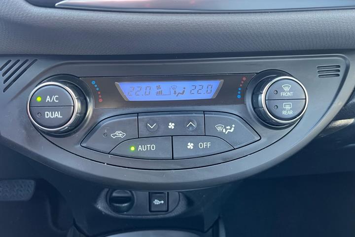 Hvid Toyota Yaris fra 2015