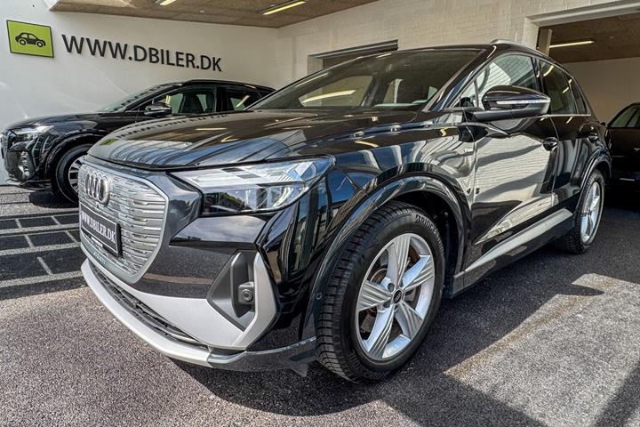 Sort Audi Q4 fra 2025 set udefra