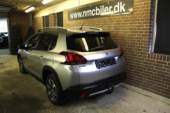 Grå Peugeot 2008 fra 2018