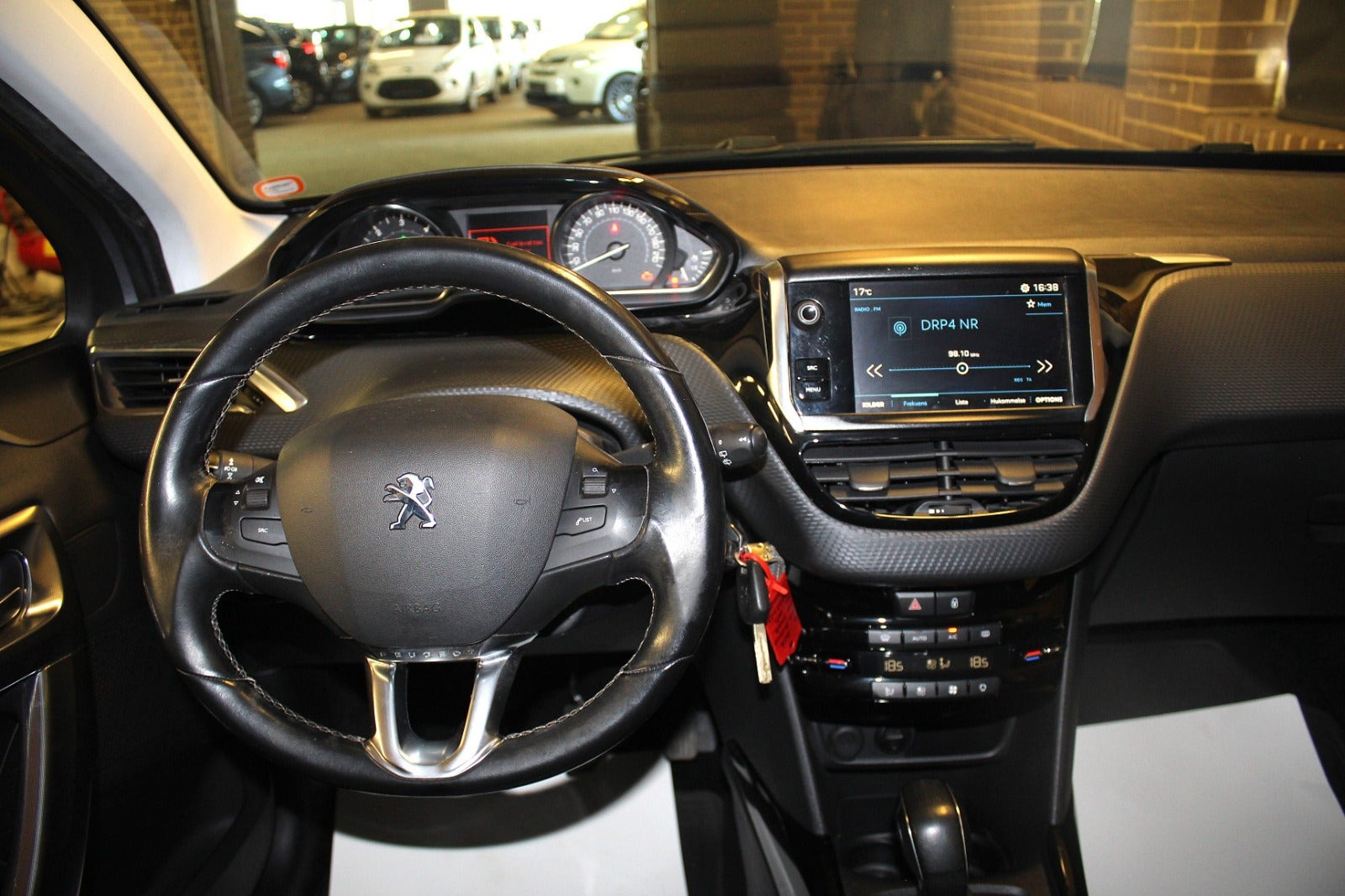 Grå Peugeot 2008 fra 2018