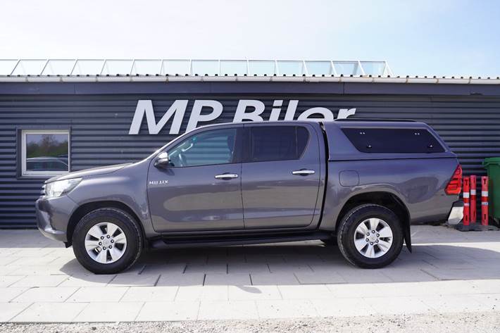 Grå Toyota HiLux fra 2016
