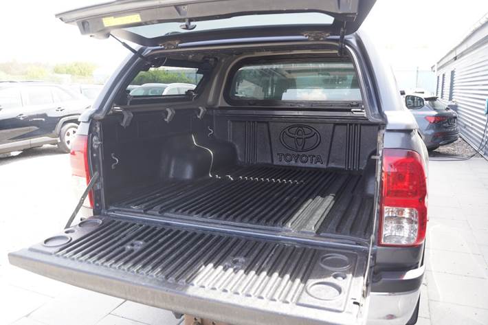 Grå Toyota HiLux fra 2016