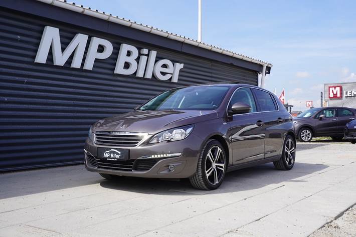 Grå Peugeot 308 fra 2016 set udefra