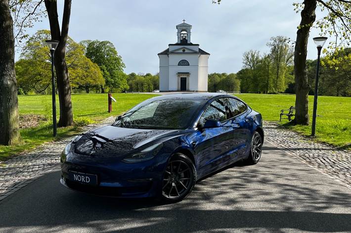 Grøn Tesla Model 3 fra 2021