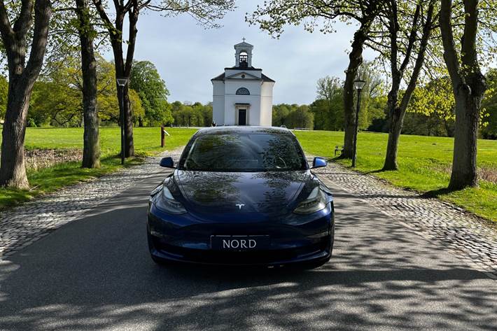 Grøn Tesla Model 3 fra 2021