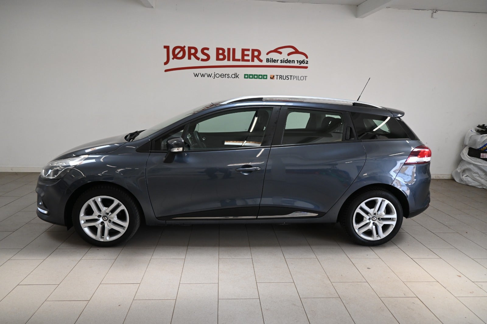Grå Renault Clio IV fra 2019