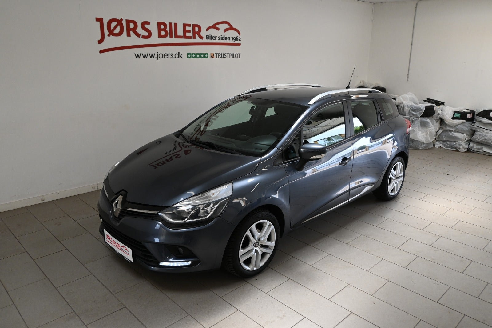 Grå Renault Clio IV fra 2019
