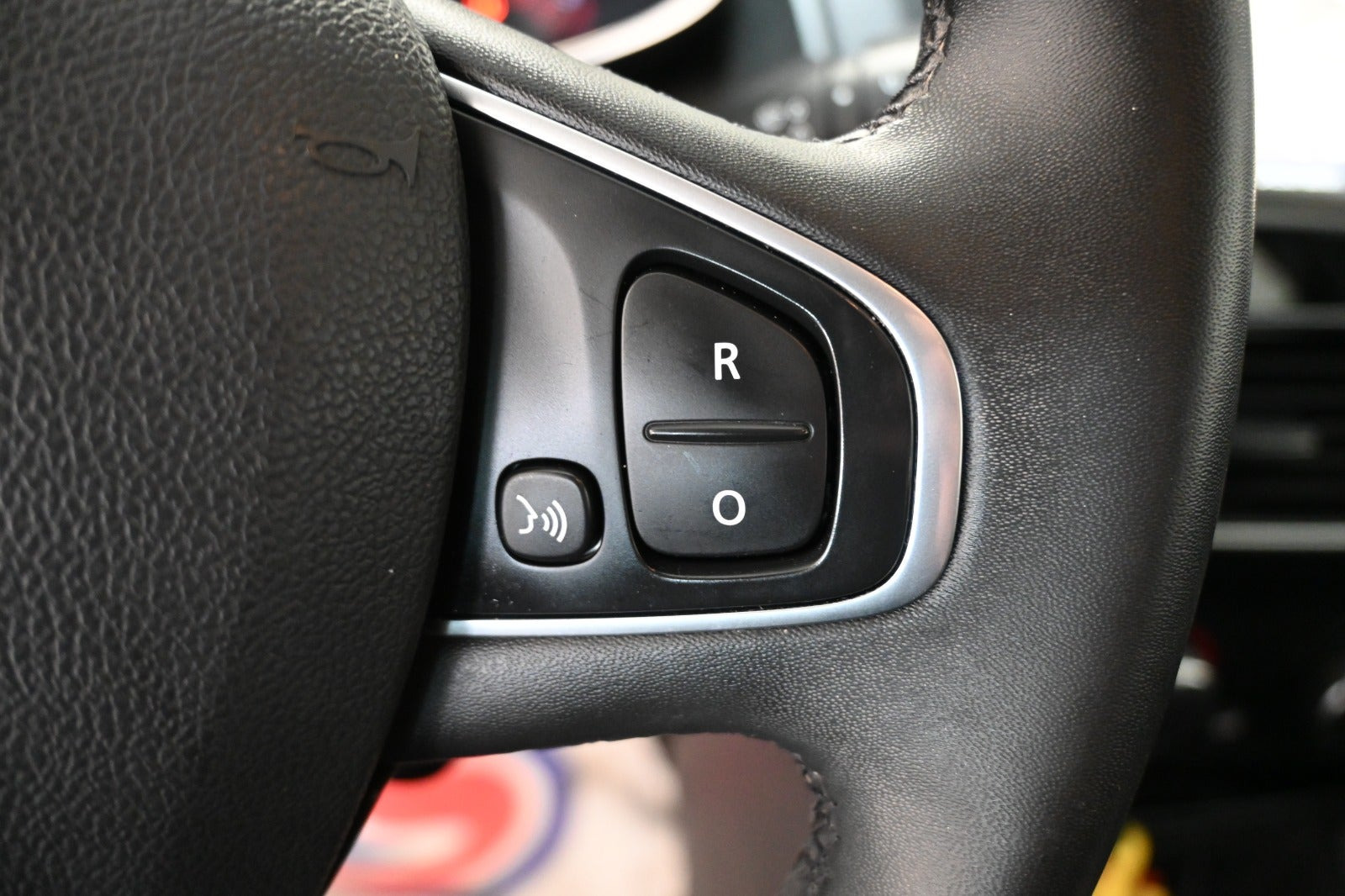 Grå Renault Clio IV fra 2019