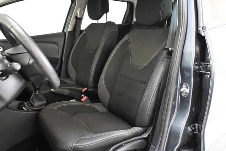 Grå Renault Clio IV fra 2019