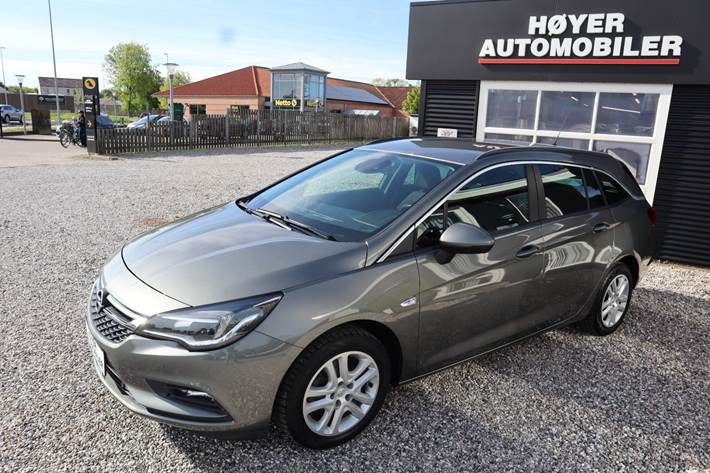 Grå Opel Astra fra 2019 set udefra