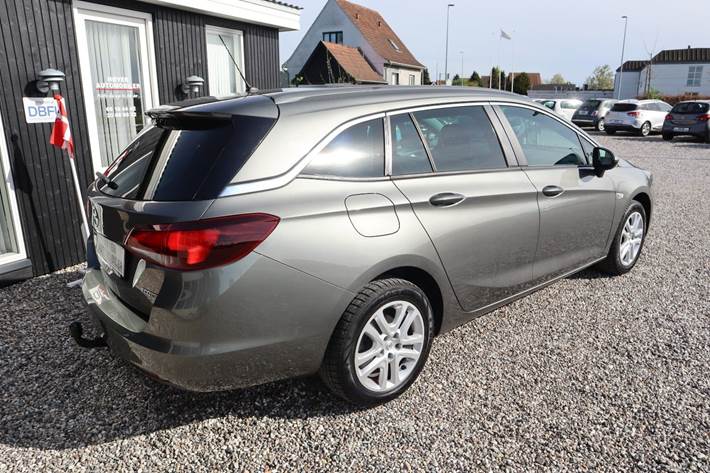 Grå Opel Astra fra 2019