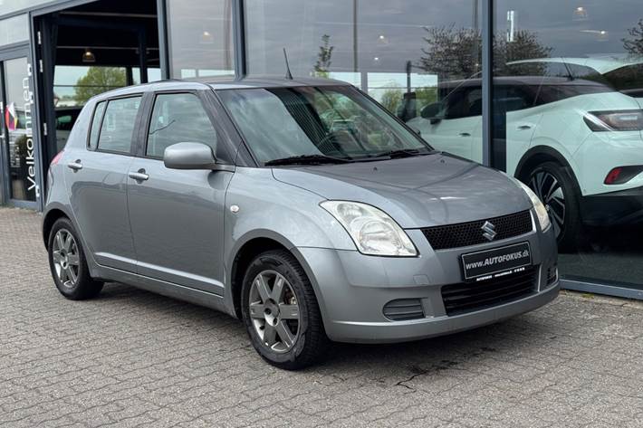 Grå Suzuki Swift fra 2005
