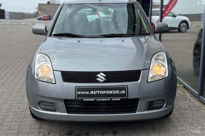 Grå Suzuki Swift fra 2005