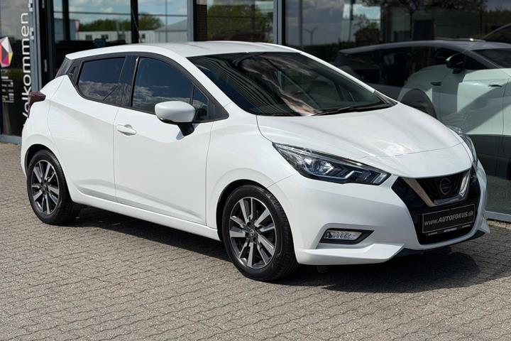 Hvid Nissan Micra fra 2019 set udefra