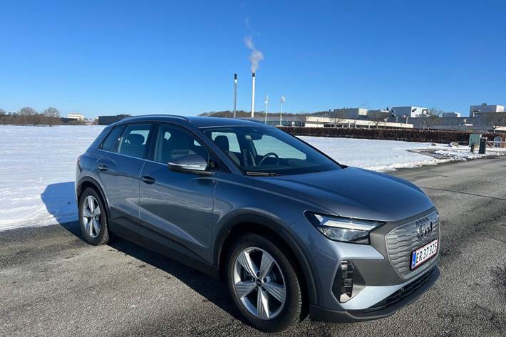 Blå Audi Q4 e-tron fra 2021