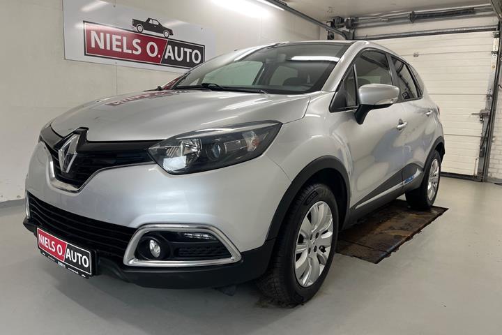 Sølv Renault Captur fra 2015 set udefra