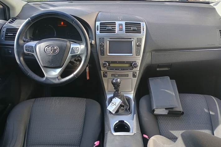 Grå Toyota Avensis fra 2012