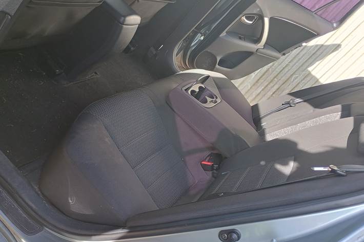Grå Toyota Avensis fra 2012