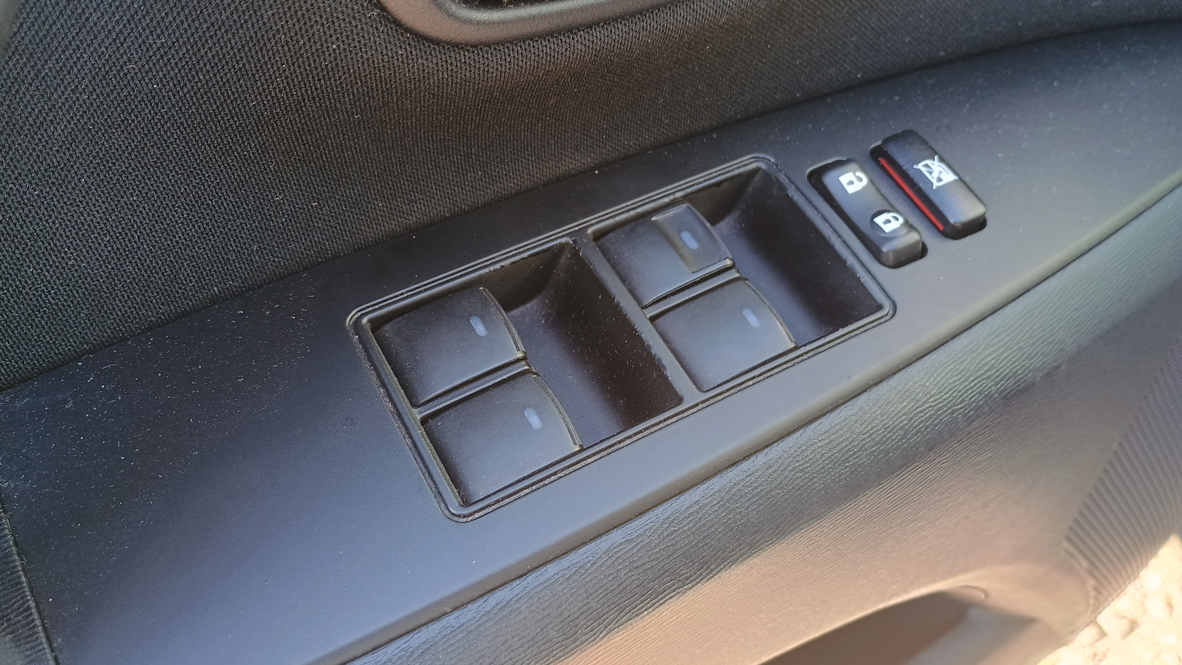Grå Toyota Avensis fra 2012