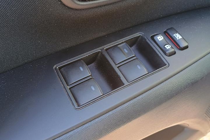Grå Toyota Avensis fra 2012