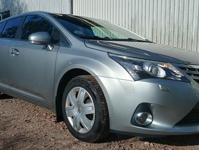 Grå Toyota Avensis fra 2012