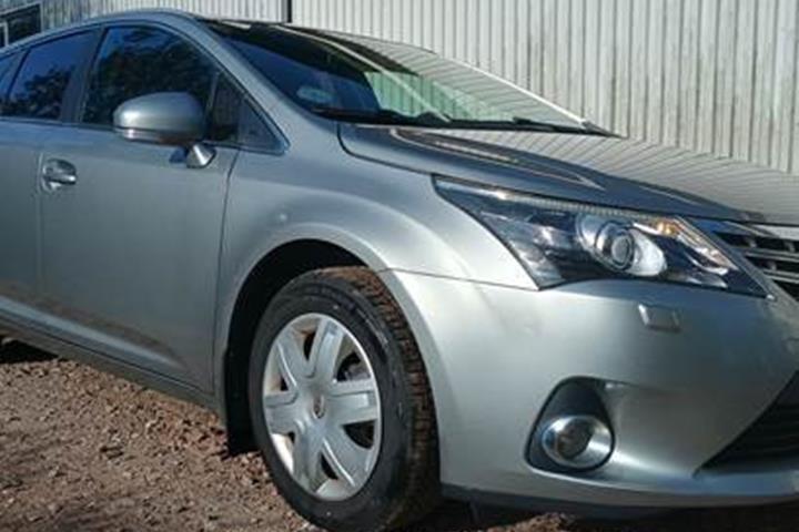 Grå Toyota Avensis fra 2012