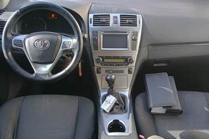 Grå Toyota Avensis fra 2012