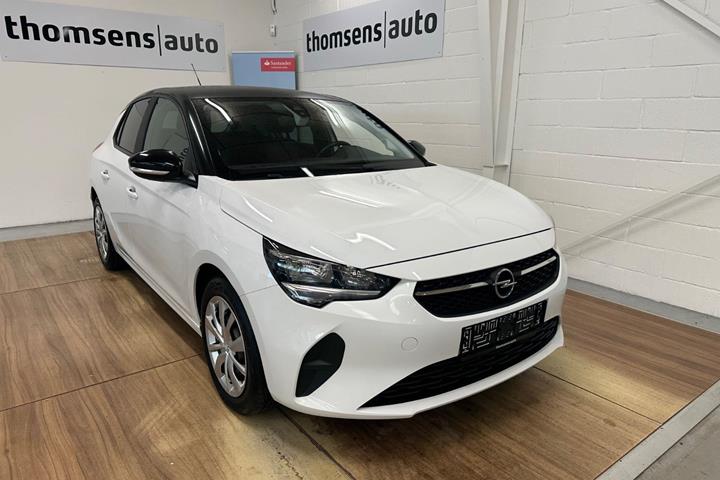 Hvid Opel Corsa fra 2021 set udefra