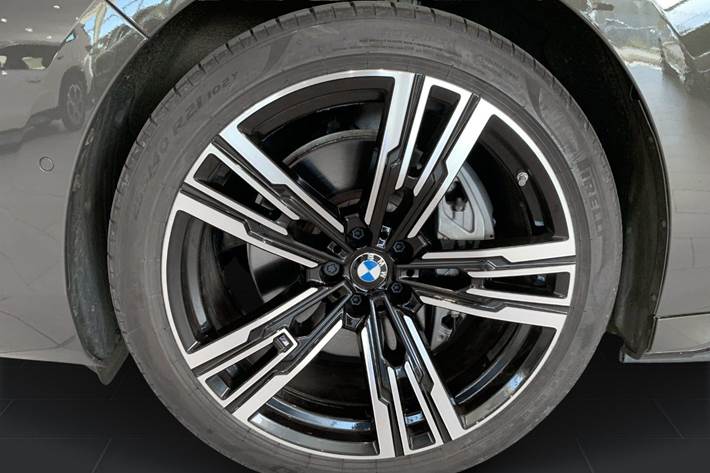 Grå BMW i7 fra 2025