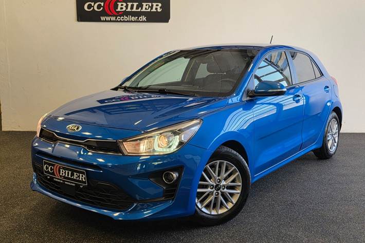 Blå Kia Rio fra 2021 set udefra