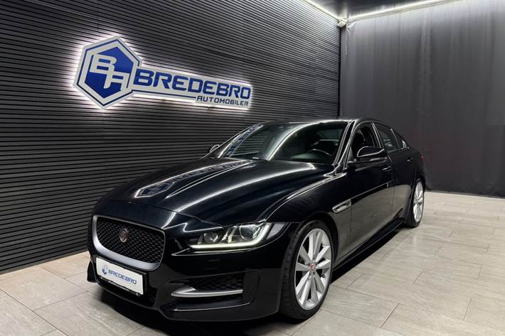 Sort Jaguar XE fra 2016
