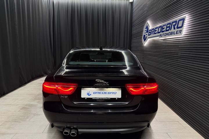 Sort Jaguar XE fra 2016