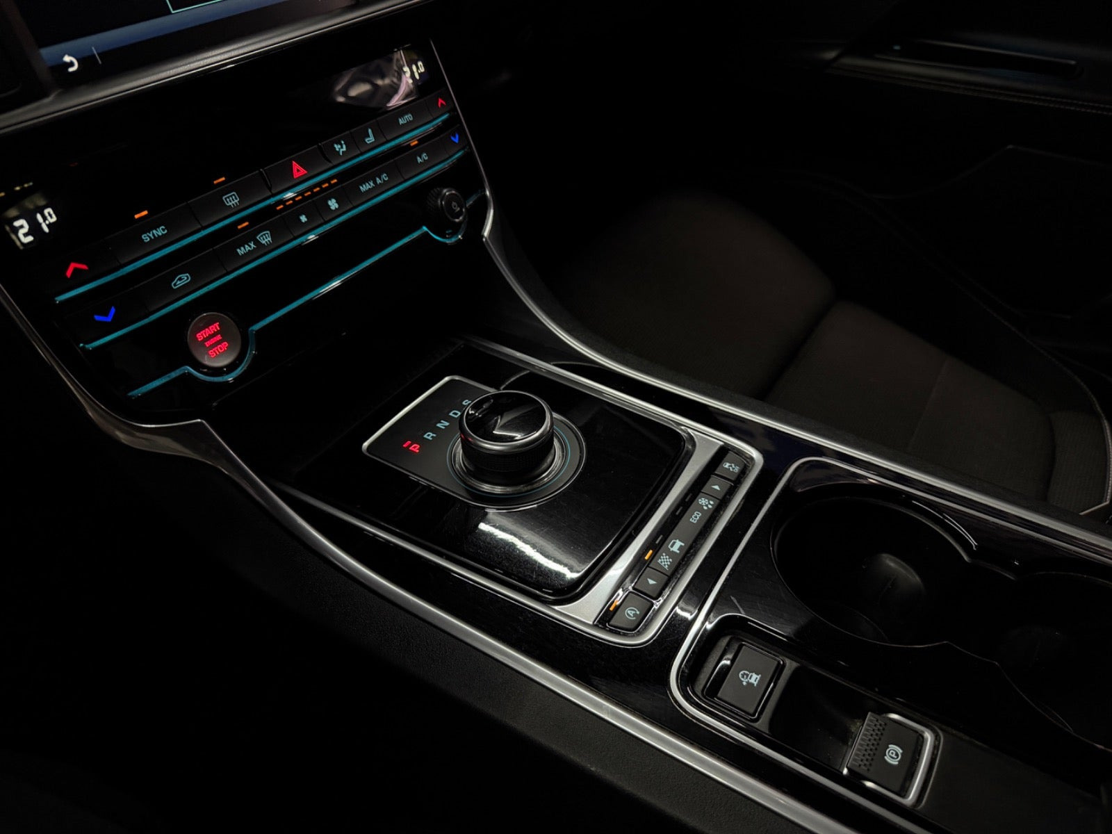 Sort Jaguar XE fra 2016