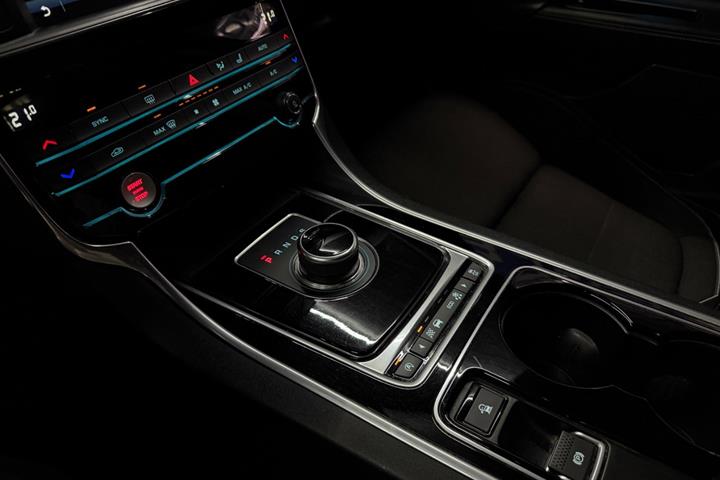 Sort Jaguar XE fra 2016