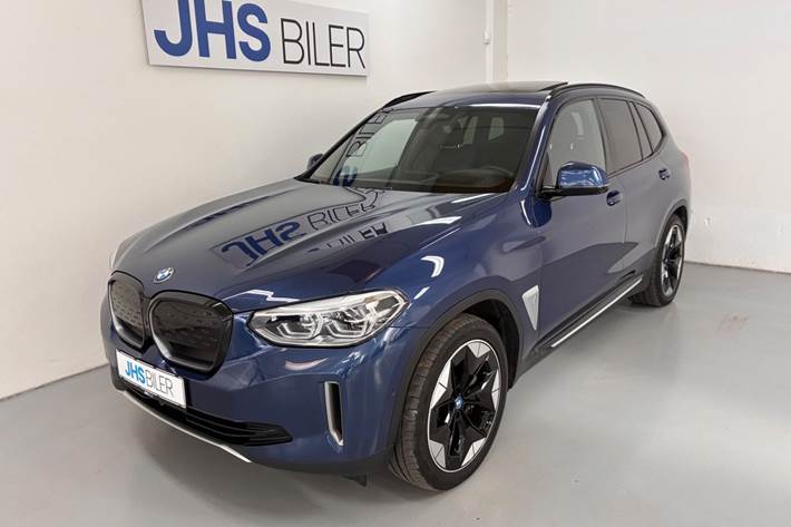 Blå BMW iX3 fra 2021 set udefra