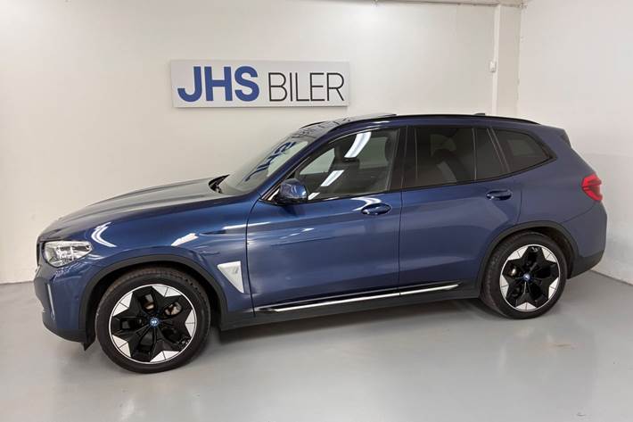 Blå BMW iX3 fra 2021