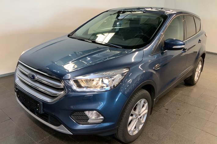 Blå Ford Kuga fra 2019 set udefra