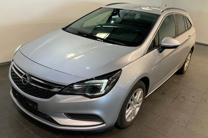 Sølv Opel Astra fra 2019 set udefra