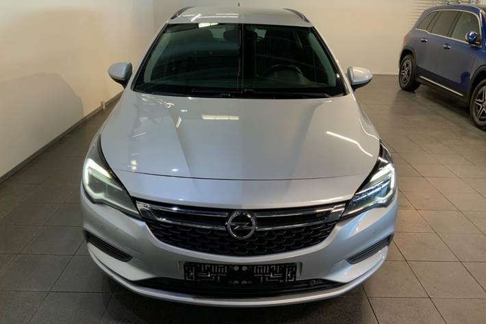 Sølv Opel Astra fra 2019