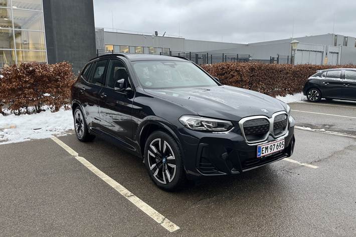 Sort BMW iX3 fra 2022 set udefra