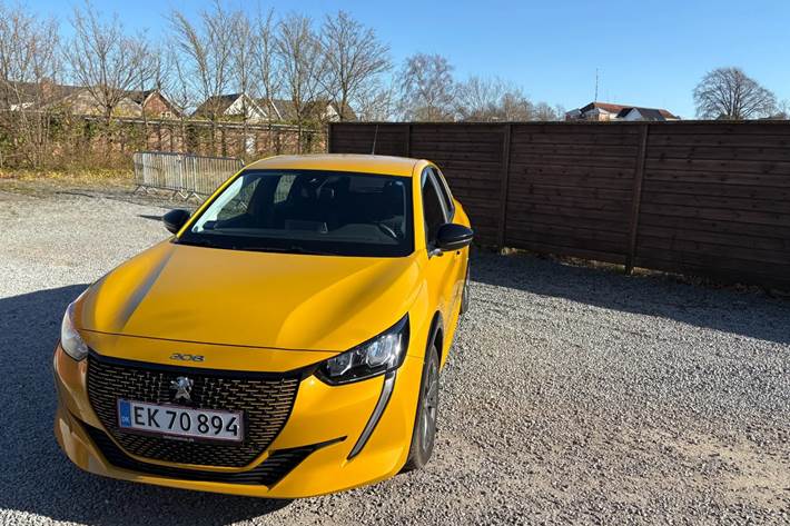 Gul Peugeot e-208 fra 2023