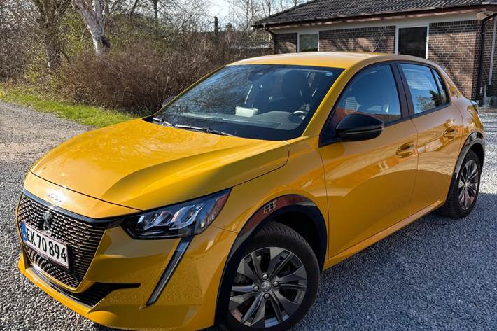 Gul Peugeot e-208 fra 2023