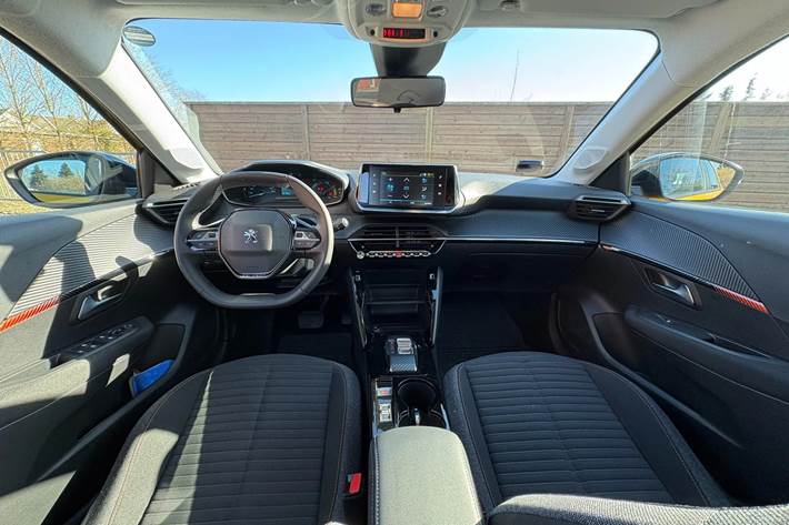 Gul Peugeot e-208 fra 2023