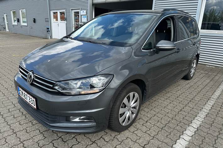 Grå VW Touran fra 2017