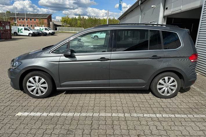 Grå VW Touran fra 2017