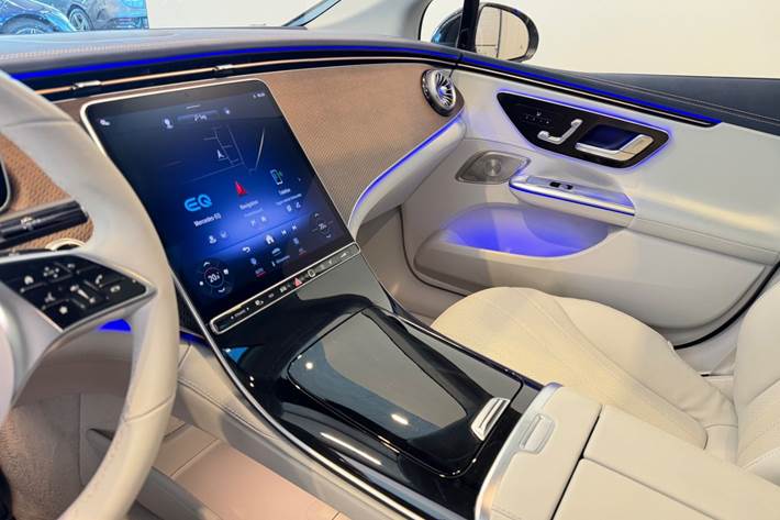 Sort Mercedes EQE300 fra 2025
